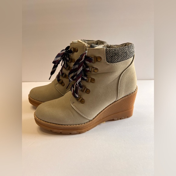 Maurice’s Grey Claire Zip Up Wedge Ankle Boot Womens Size 8.5 Herringbone Suede - Picture 1 of 8